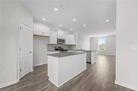 Entry Way - 102 Freeman Dr, Hampton, VA 23666 photo 1 of 5