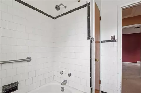 Bath - 377 Dewey Ave, Hampton, VA 23661 photo 2 of 3