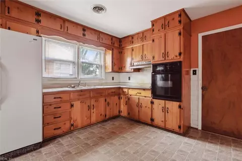 Kitchen - 377 Dewey Ave, Hampton, VA 23661 photo 1 of 2