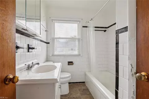 Bath - 377 Dewey Ave, Hampton, VA 23661 photo 1 of 3