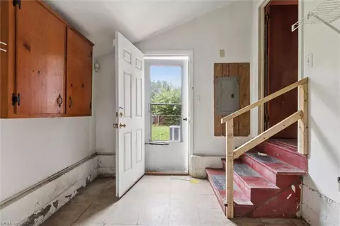 Entry Way - 377 Dewey Ave, Hampton, VA 23661 photo 2 of 2