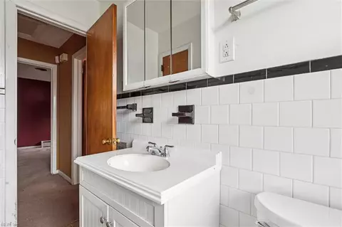 Bath - 377 Dewey Ave, Hampton, VA 23661 photo 3 of 3
