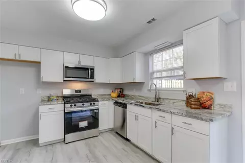 Kitchen - 6 Silk Tree Pl, Hampton, VA 23666 photo 1 of 3
