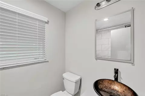 Bath - 224 Dexter St E, Chesapeake, VA 23324 photo 2 of 4
