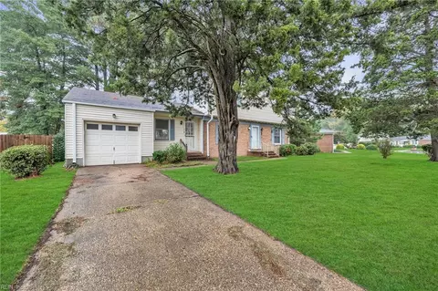 Exterior - 224 Dexter St E, Chesapeake, VA 23324 photo 4 of 12