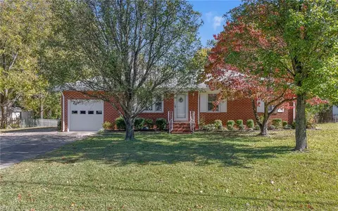 2260 Capri Cir, Chesapeake, VA 23321