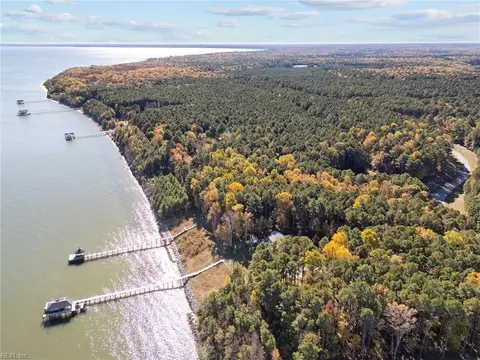 1437 Lawnes Neck Dr, Isle Of Wight County, VA 23430