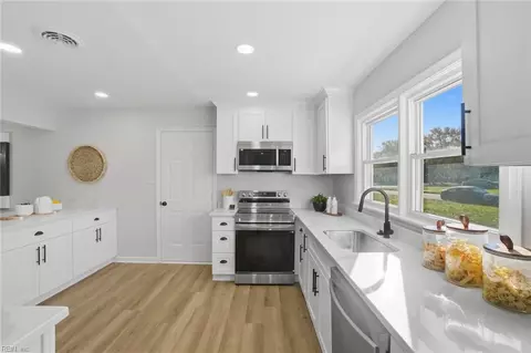 3732 Kings Point Rd, Virginia Beach, VA 23452