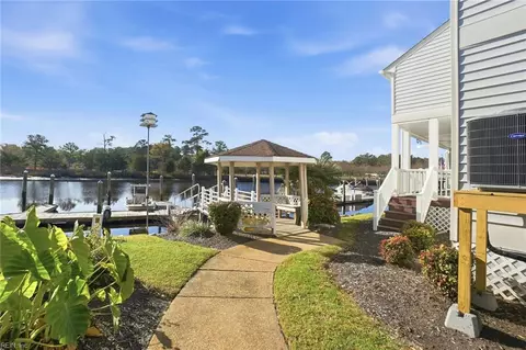 1 Sandy Point Ln #218, Chesapeake, VA 23320