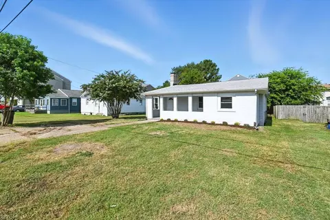 7 Lighthouse Dr, Hampton, VA 23664