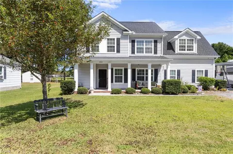 232 Hickory Rd E, Chesapeake, VA 23322