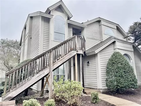 513 E Lake Cir, Chesapeake, VA 23322