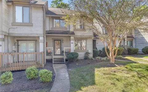 329 Bridgewater Dr, Newport News, VA 23603