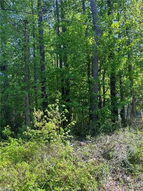 1070 Washington Dr, Chesapeake, VA 23322