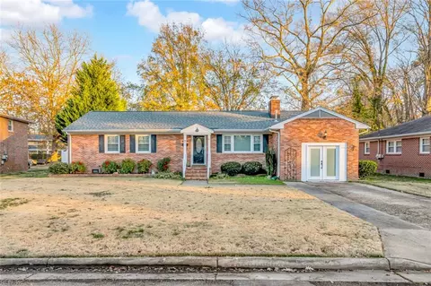 7 Green Ct, Newport News, VA 23601