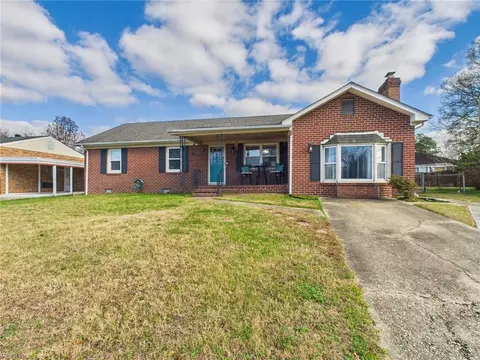 2820 Candlewood Cir, Chesapeake, VA 23325