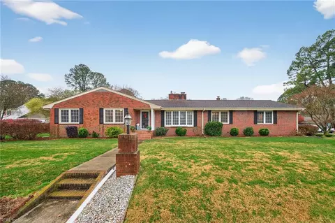 4 Westover Dr, Poquoson, VA 23662