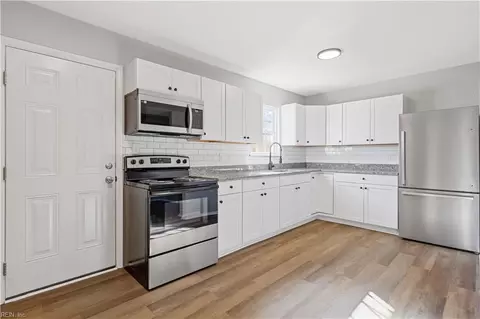 405 Harbour North Dr, Chesapeake, VA 23320