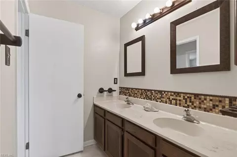 Bath - 214 N First St, Hampton, VA 23664 photo 2 of 5