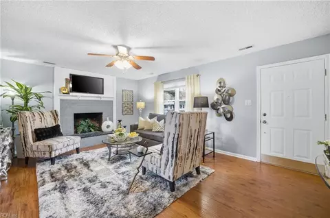 1617 Woodbriar Ln, Chesapeake, VA 23323