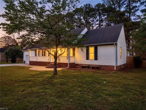 313 Woodbridge Dr, Chesapeake, VA 23322