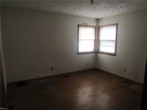 Bedroom - 10 W Walker Rd, Hampton, VA 23666 photo 4 of 4