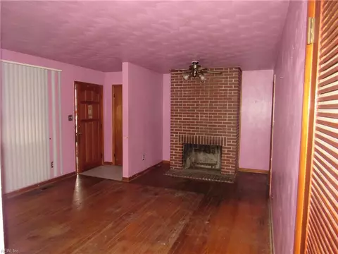 Living - 10 W Walker Rd, Hampton, VA 23666 photo 3 of 4