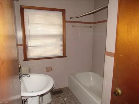 Bath - 10 W Walker Rd, Hampton, VA 23666 photo 2 of 2