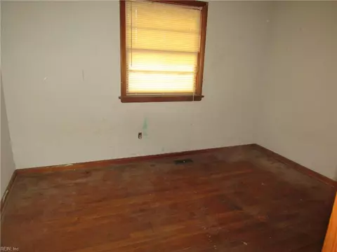 Bedroom - 10 W Walker Rd, Hampton, VA 23666 photo 1 of 4