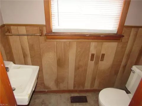 Bath - 10 W Walker Rd, Hampton, VA 23666 photo 1 of 2