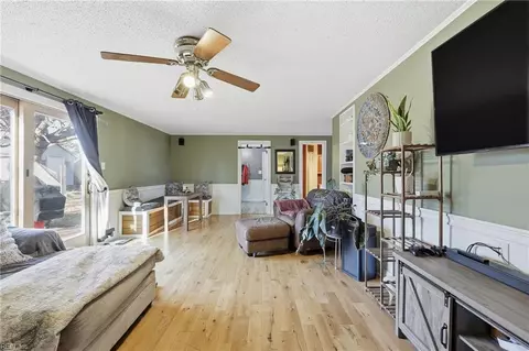 945 Redwood Cir, Virginia Beach, VA 23464