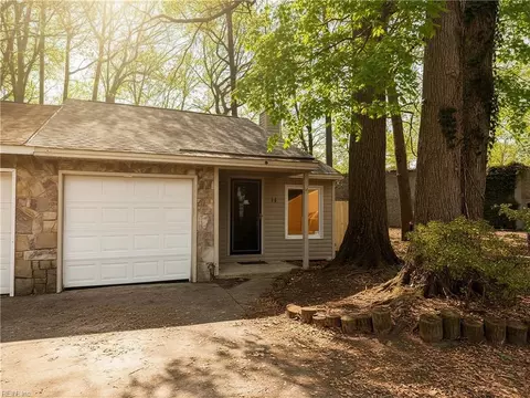 11 Penzance Cir, Chesapeake, VA 23320