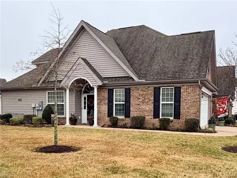 551 Dunning Ln, Chesapeake, VA 23322