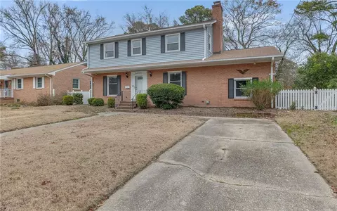 17 Cale Cir, Newport News, VA 23606