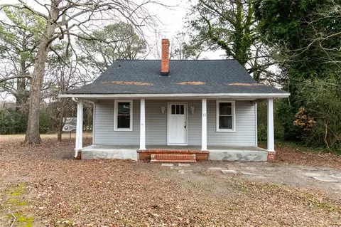 12 Peters Ln, Newport News, VA 23606