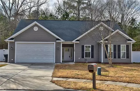 1125 Kinderly Ln, Chesapeake, VA 23320