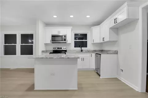576 Colony Rd, Newport News, VA 23602