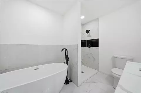 Bath - 845 N King St, Hampton, VA 23669 photo 3 of 8