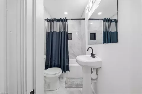 Bath - 845 N King St, Hampton, VA 23669 photo 2 of 8