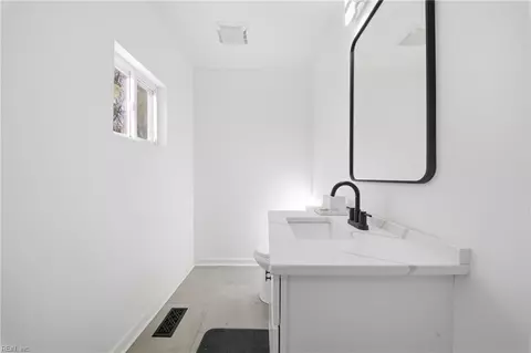 Bath - 845 N King St, Hampton, VA 23669 photo 5 of 8