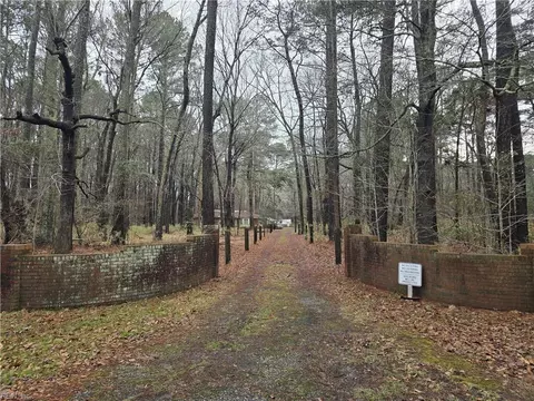 5533 Willow Lake Rd, Chesapeake, VA 23321