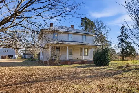 24581 Delaware Rd, Courtland, VA 23837