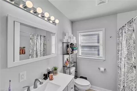 Bath - 512 Pocahontas Pl, Hampton, VA 23661 photo 1 of 3