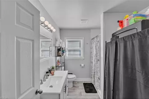 Bath - 512 Pocahontas Pl, Hampton, VA 23661 photo 3 of 3