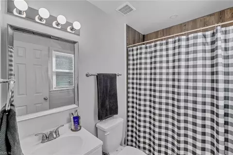Bath - 512 Pocahontas Pl, Hampton, VA 23661 photo 2 of 3