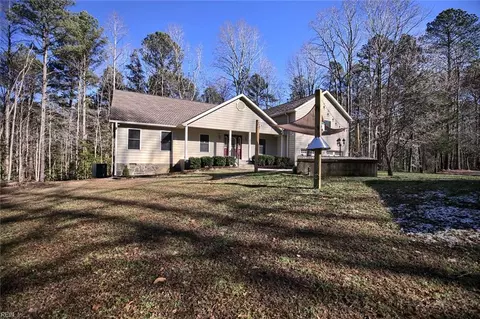 7056 Hunters Pointe Dr, Gloucester, VA 23061