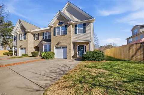 8 Rutland Dr, Hampton, VA 23666