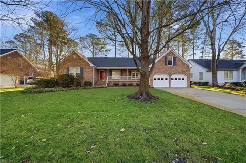 960 Forest Lakes Dr, Chesapeake, VA 23322