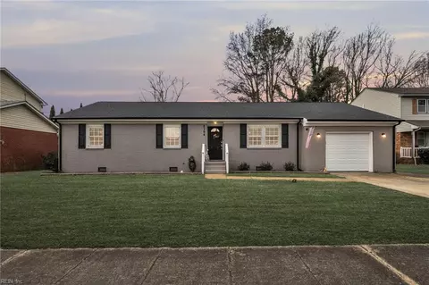 2104 Hollins Ct, Chesapeake, VA 23320