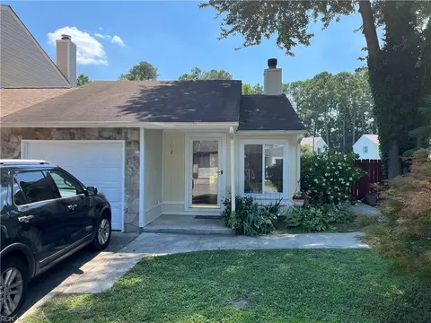 2 Penzance Cir, Chesapeake, VA 23320
